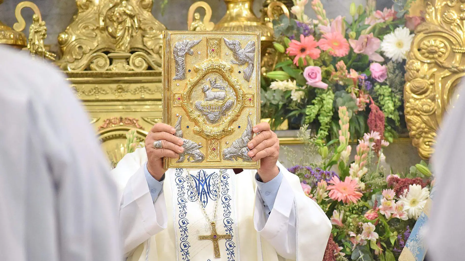 sacerdote sostiene biblia catolica